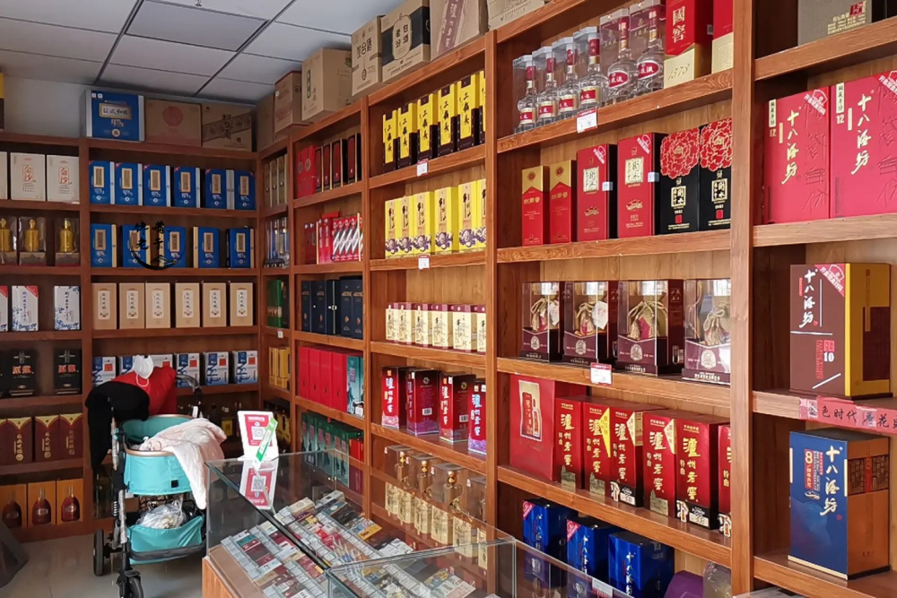 你发现没?实体店纷纷倒闭,烟酒店却能日入斗金,老板:全靠4点