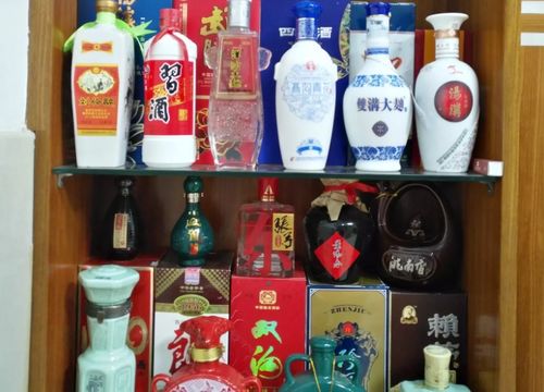 四川70岁大爷晒藏酒,满屋白酒引起热议,网友 老爷子不是一般人