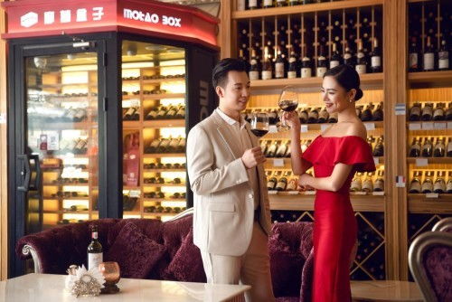 摩萄盒子打造智能酒柜实体店,酒业迈入智能时代